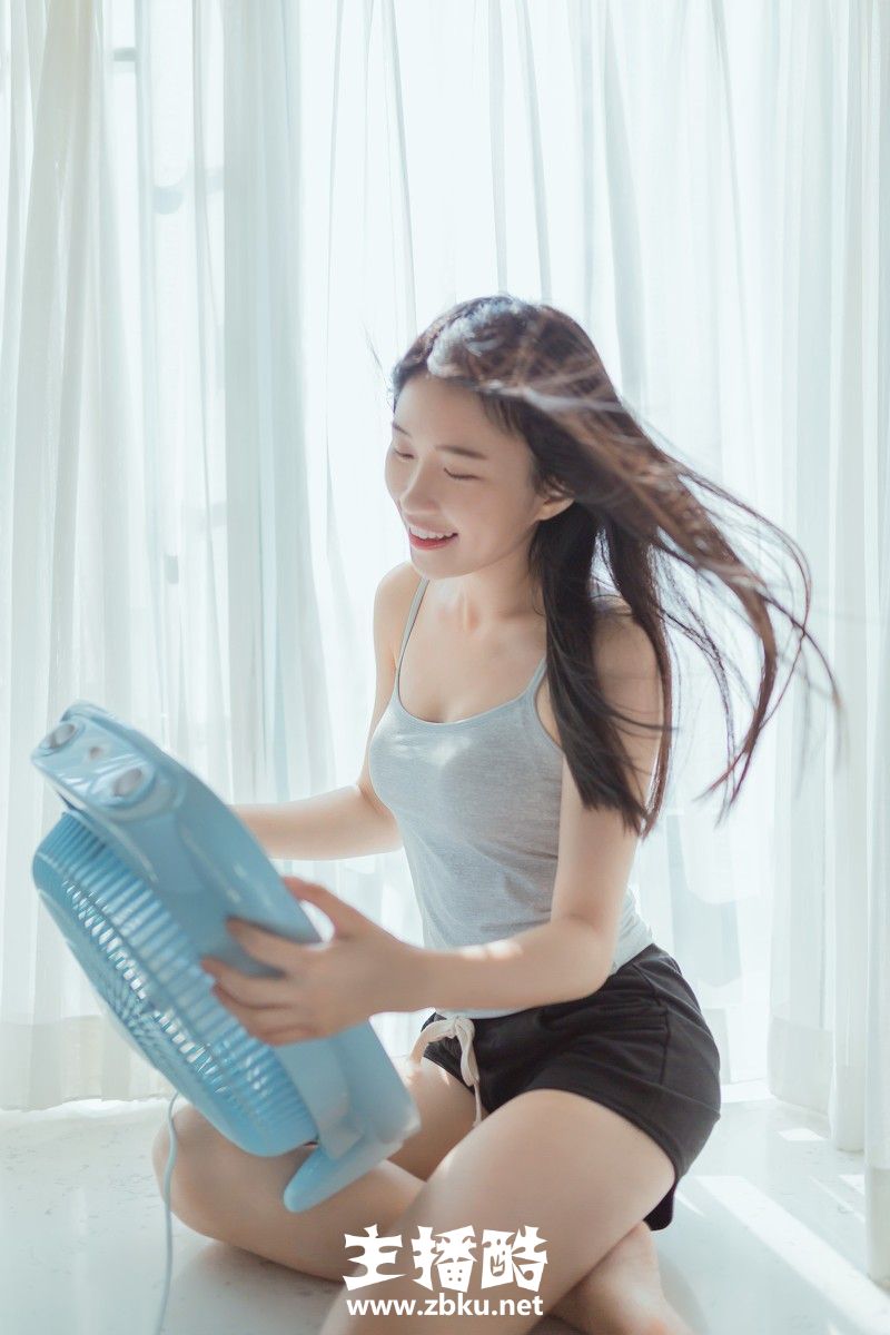 乌黑秀发美女蓝色吊带运动短裤微风拂面眨眼甜笑写真