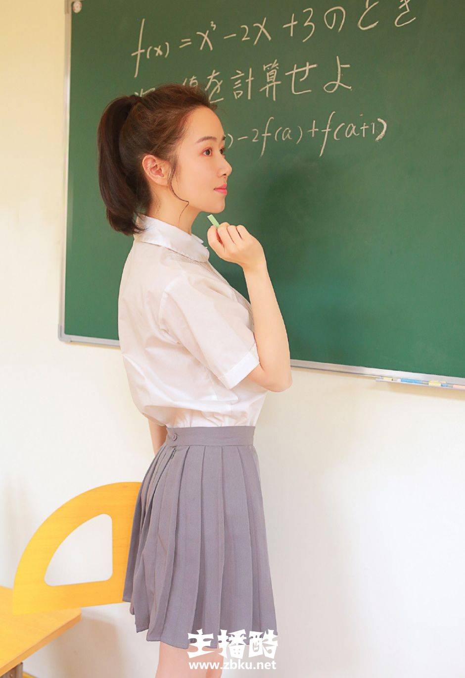 椭圆嫩脸教室美女学生灰色校服清爽马尾辫嘟嘴搞怪图片