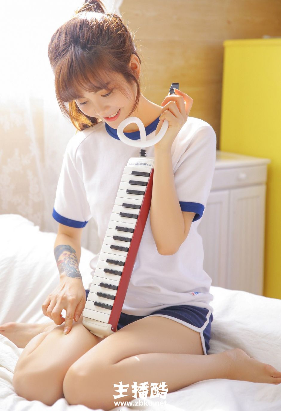 大长腿运动服短裤美女高束马尾辫双手托腮低头浅笑图片