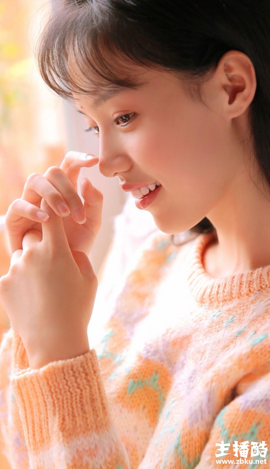 娇羞萝莉美女小v脸白里透红毛衣白丝长腿露齿甜笑图片