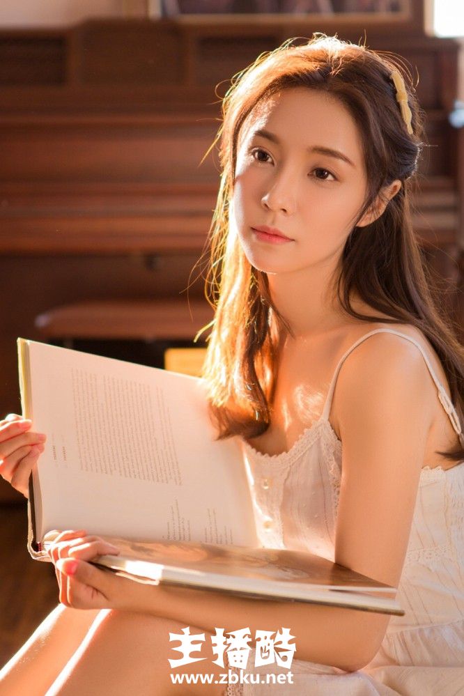 优雅气质美女一袭白裙仙气十足美丽侧脸微微一笑图片