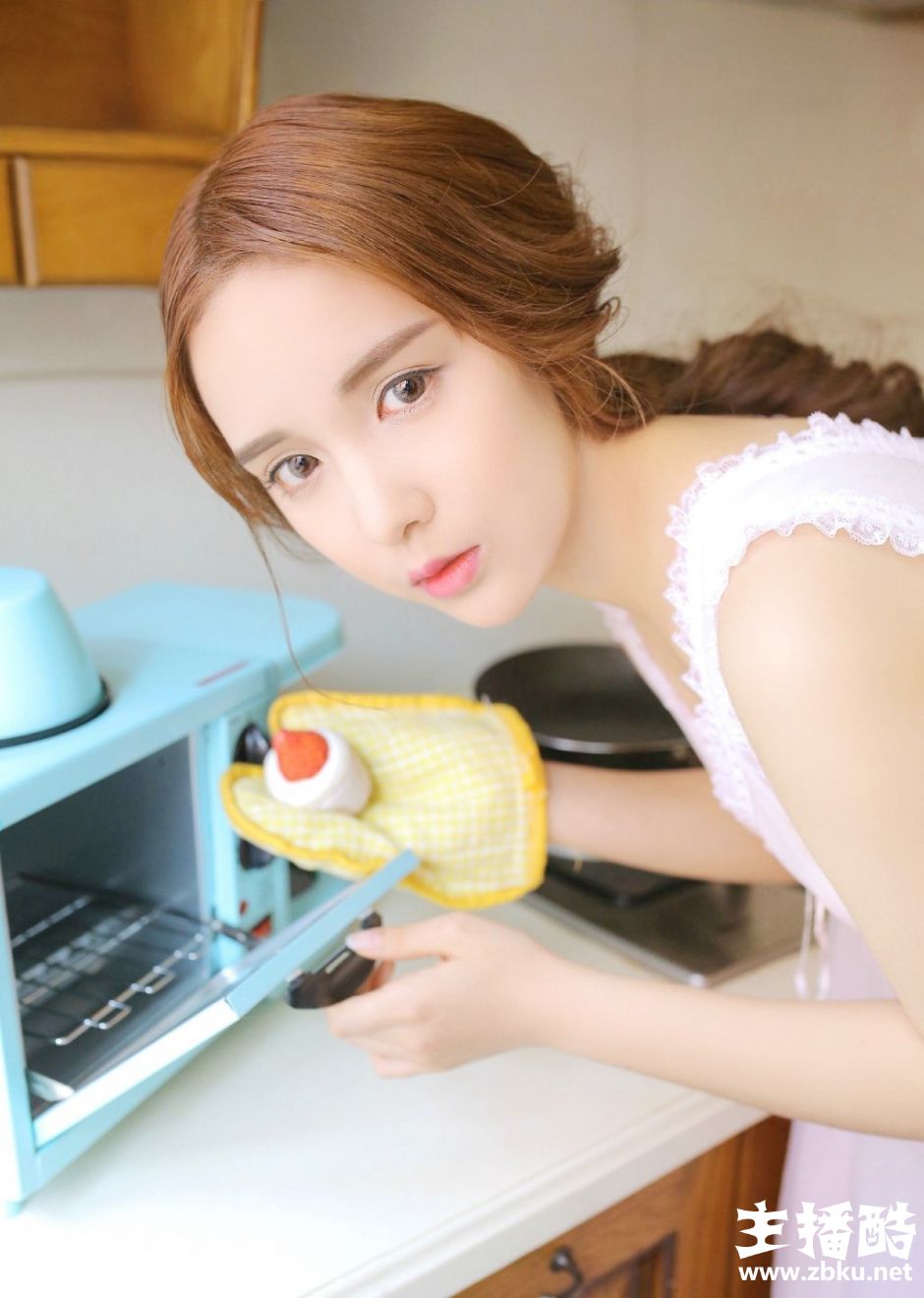 元气美少女纯白连衣裙暖棕色秀发展白瓷肌肤吹弹可破图片