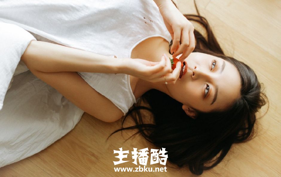 身姿柔软美女眉眼精致背心睡裙展纤细四肢床上慵懒图片