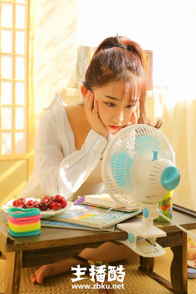 樱桃小美女高扎马尾辫衬衣半露秀圆润香肩阳光投射图片