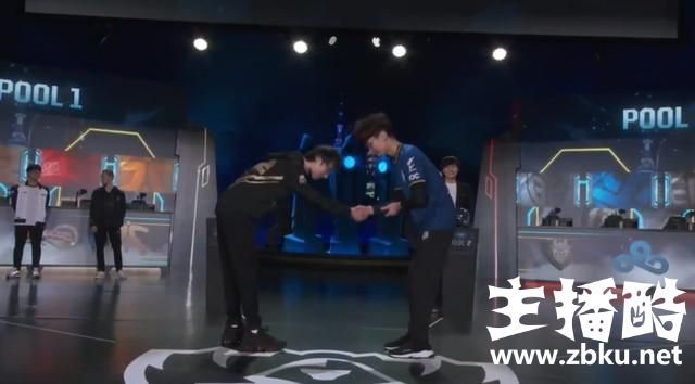 当RNG抽中G2时，G2选手瞬间自闭，锅老师这个表情太真实了