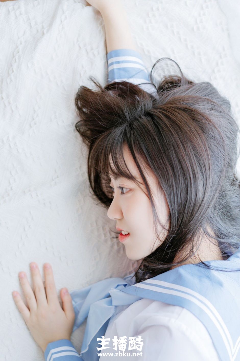 蓝色百褶裙制服美女学生唇红齿白浓密长发养眼写真图片