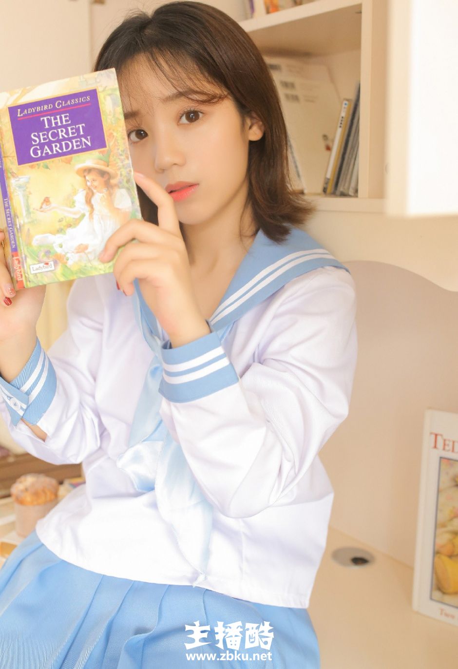 精致五官美女校花表情羞涩蓝白校园制服文艺气质图片