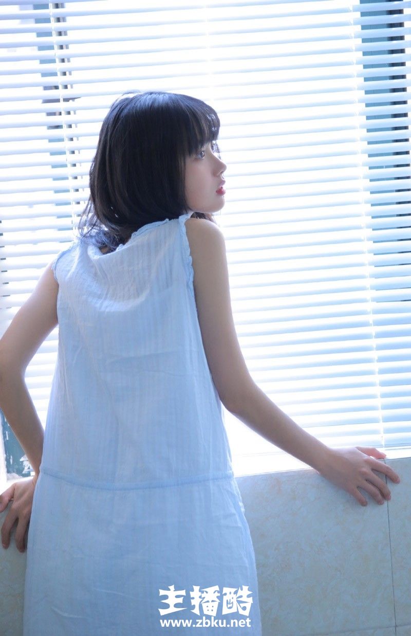 90后小清新美女无袖连衣裙五官小巧侧颜精致浴室图片