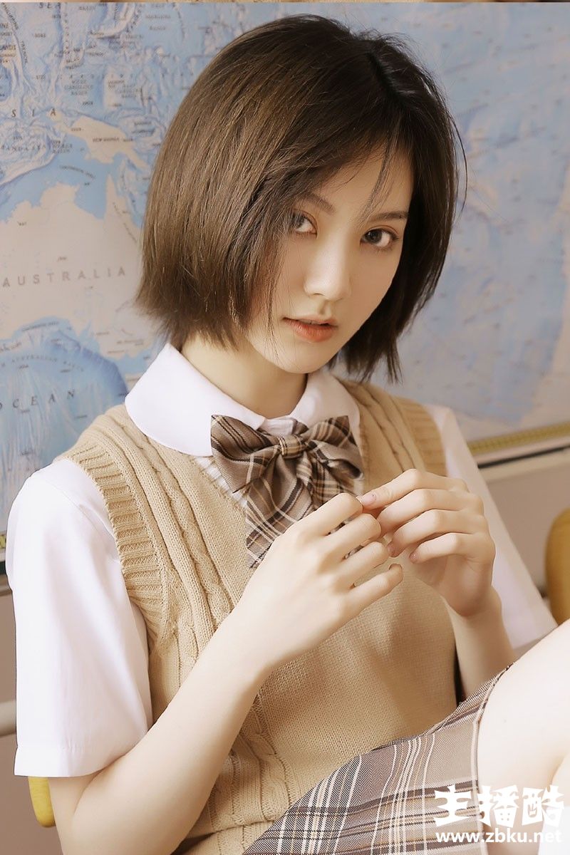 高冷学生妹清秀脸蛋学院风制服嘴唇微张眼神清冷图片