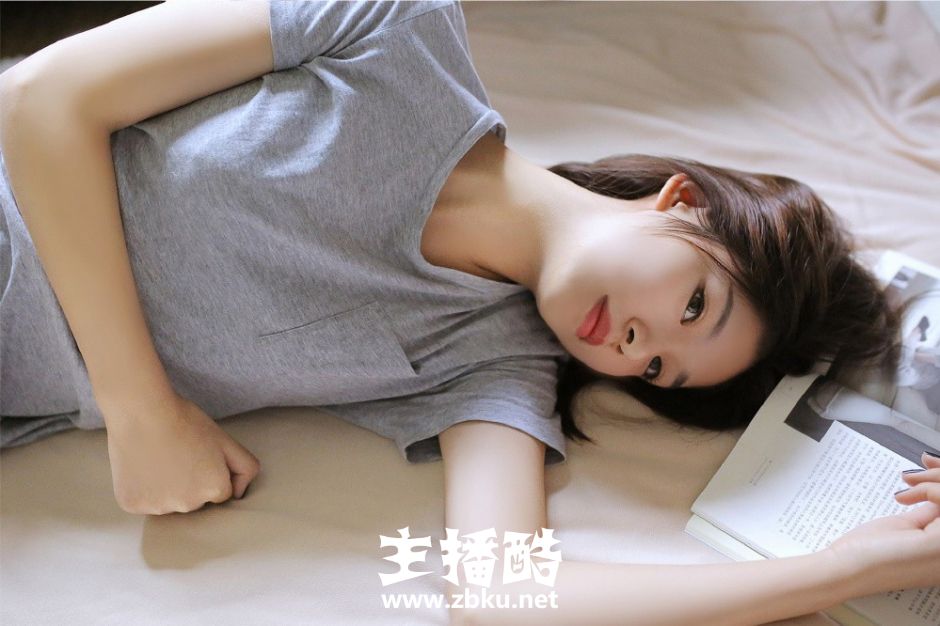 雪白牛奶肌美女齐耳短发气质温柔小巧五官居家撸狗图片