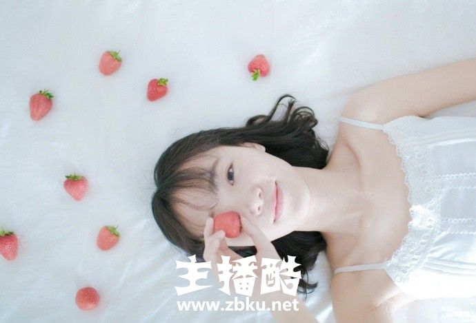 清纯草莓女孩空气刘海五官灵动吊带秀白皙锁骨床上图片