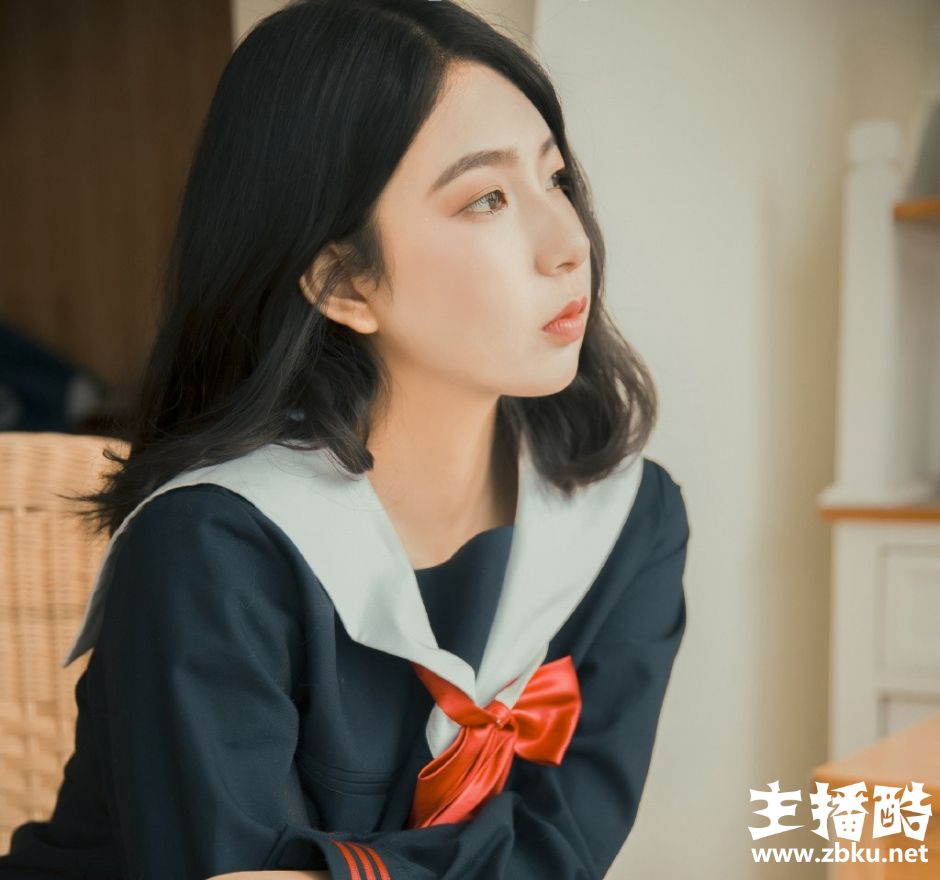 日系蓝色制服女学生肉嘟嘟圆脸眼神清冷文艺气质图片