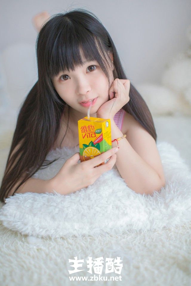圆溜溜大眼睛美眉满脸胶原蛋白邻家气质嘟嘴卖萌图片