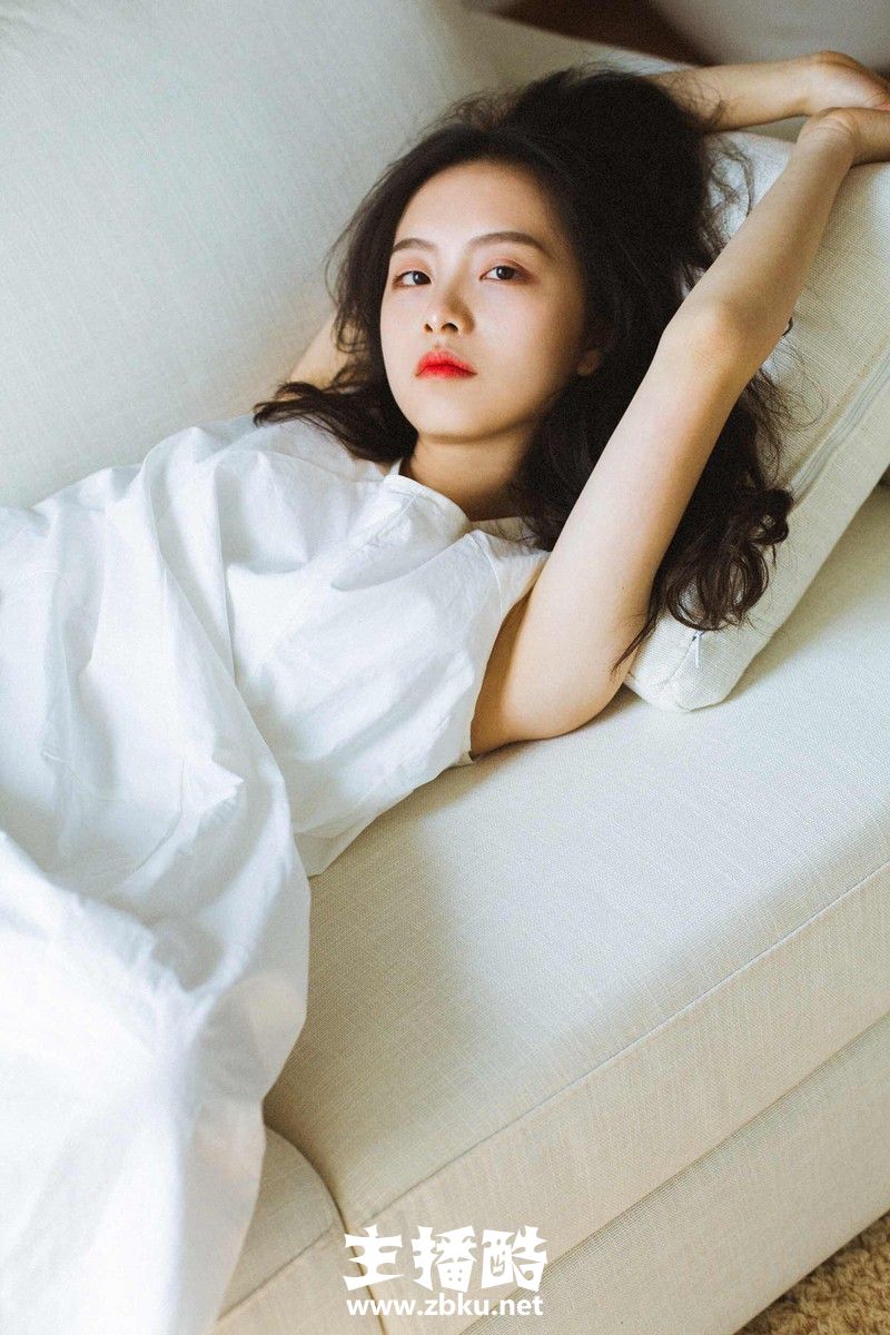 高级厌世脸美女无袖连衣裙娇艳红唇满脸胶原蛋白图片