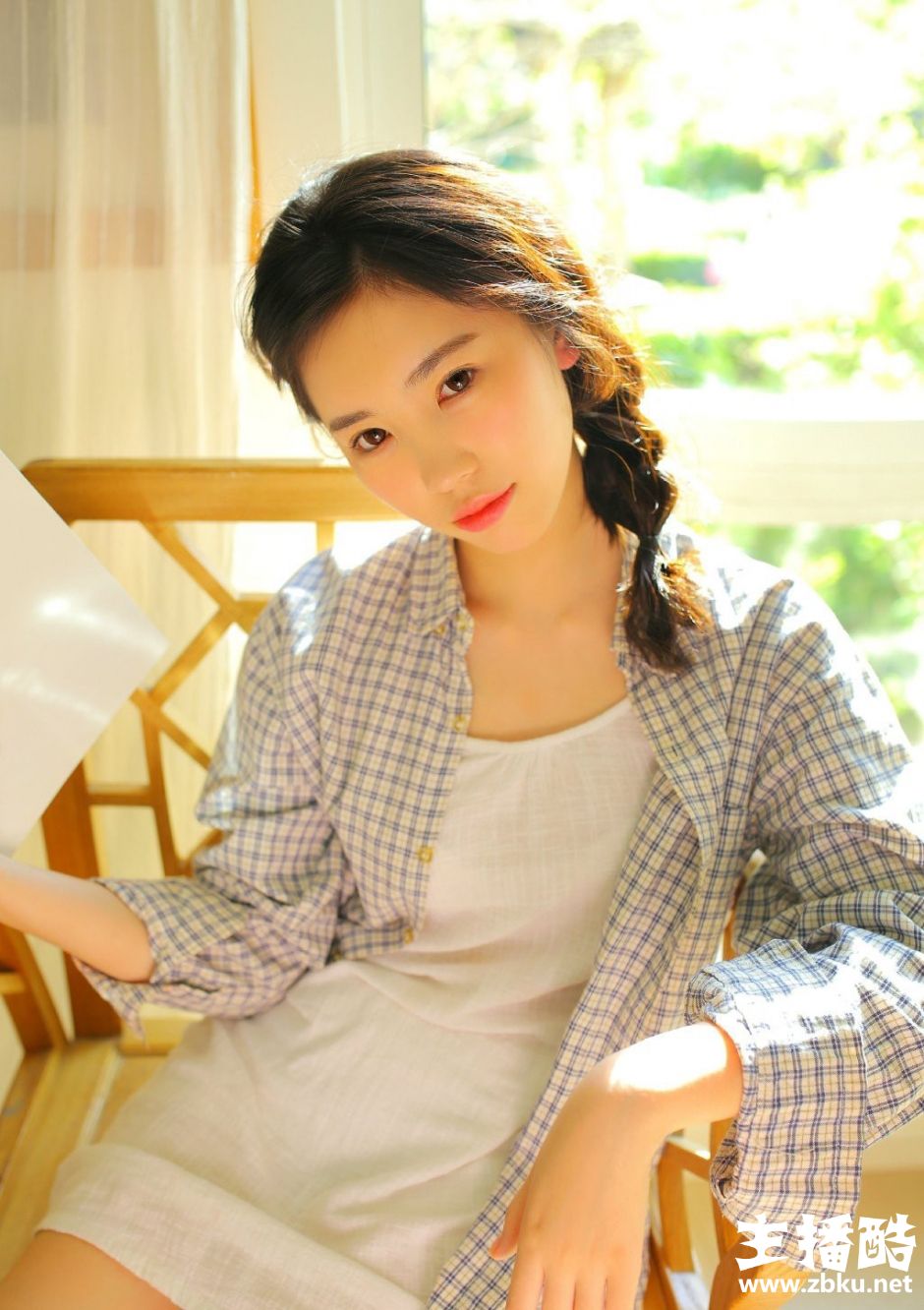 侧编麻花辫邻家女孩眉清目秀格子衬衣搭吊带衫清纯图片