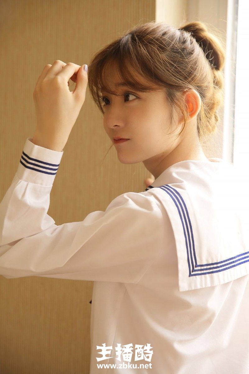 圆润娃娃脸美女学生高扎麻花辫学院校服黑丝长腿图片