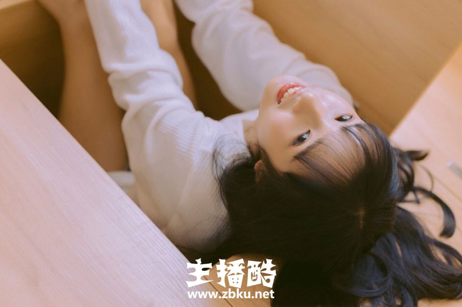 宽松毛衣美女眉眼精致乌黑长头发短裤秀细长筷子腿图片