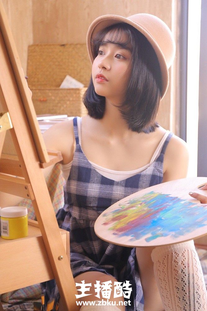 死水库泳衣美女齐耳短发红色外套窈窕身材四肢修长图片