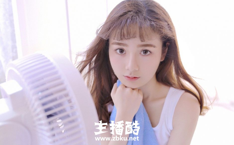 早安美少女棕色小卷毛皮肤白里透红床上舒展手脚图片