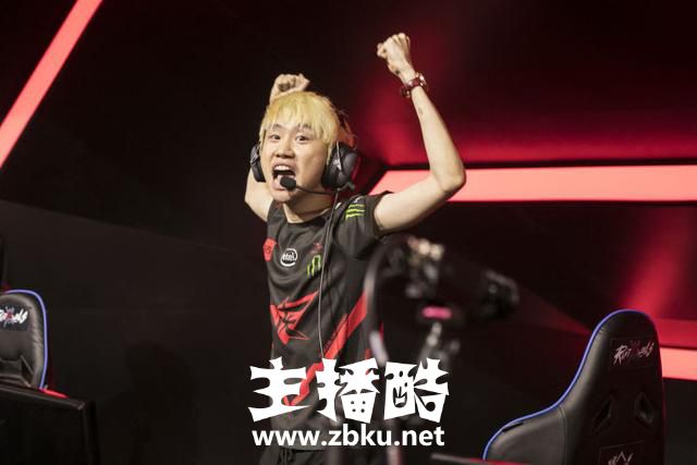 LOL：直播鬼才Doinb惨遭队友ID天秀！主动放弃快乐亚索笑裂网友！