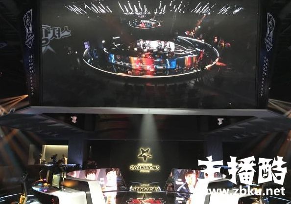 Faker出席S8比赛场馆开馆仪式 被女粉丝环绕笑容灿烂