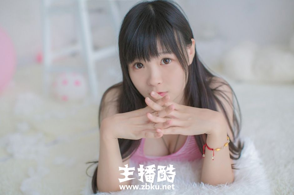 圆溜溜大眼睛美眉满脸胶原蛋白邻家气质嘟嘴卖萌图片