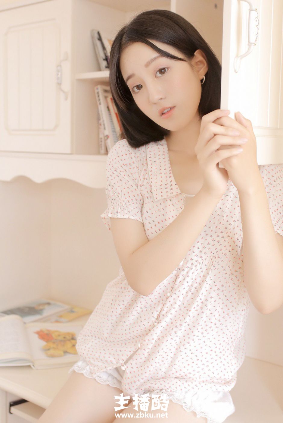 温柔气质少女纯净面容碎花衣搭短裤皮肤白到发光图片