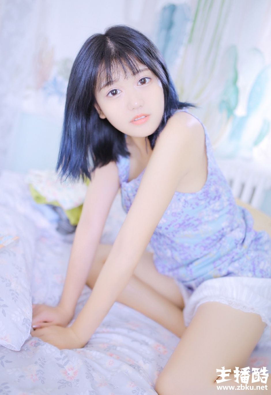 包子脸少女眉清目秀碎花吊带白色短裤细胳膊小腿图片