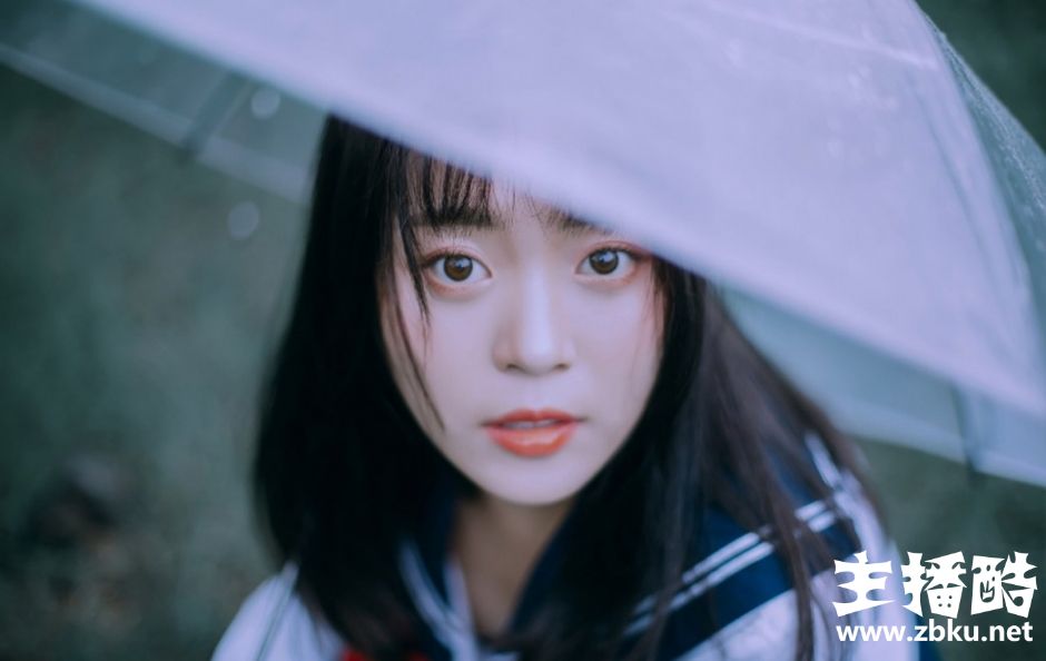 林中撑伞女学生水手制服身姿娇小长发飘飘面色红润图片