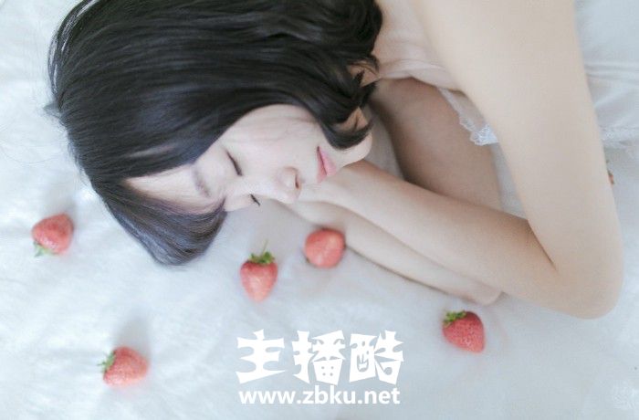 清纯草莓女孩空气刘海五官灵动吊带秀白皙锁骨床上图片