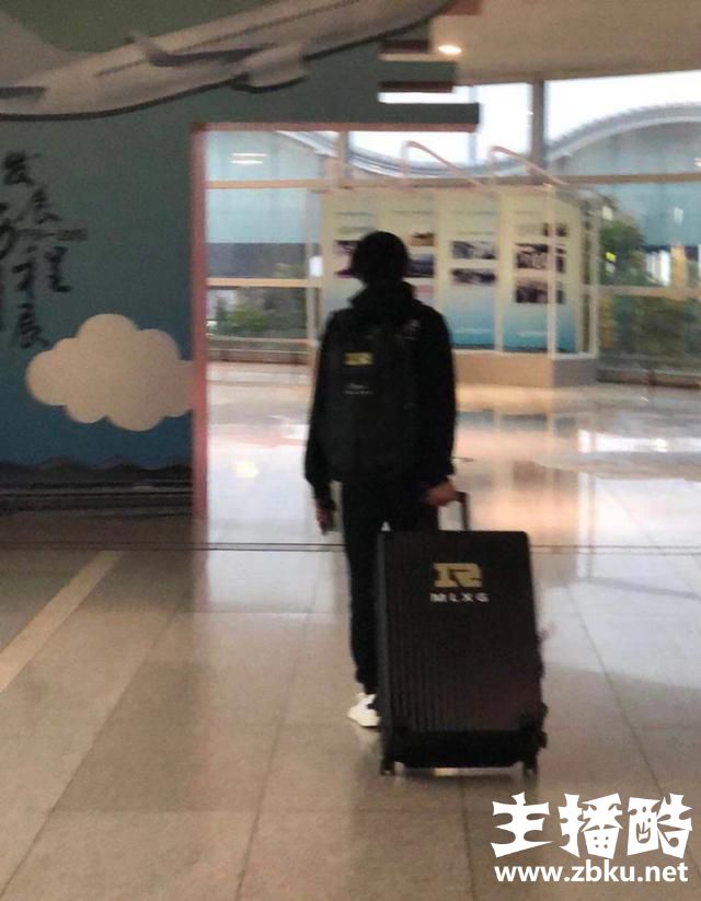 RNG八强被淘汰后，MLXG独自一人转机回家？网友：这背影真的心酸