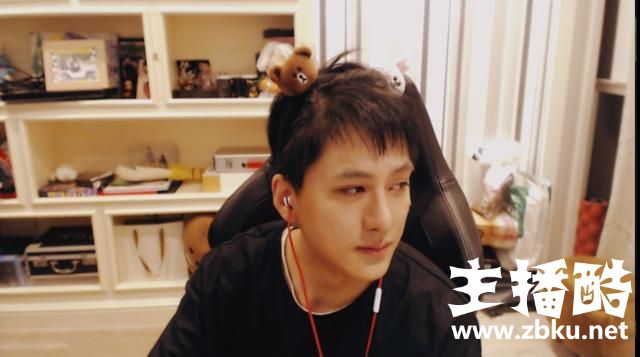 继微笑后LOL草莓换上女装，两人隔空比美，网友：这颜值真的无敌！
