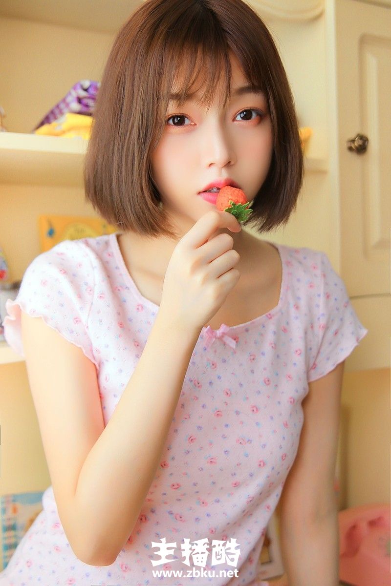 青涩草莓女孩粉嘟嘟脸蛋清爽短发超短裤秀大白腿图片
