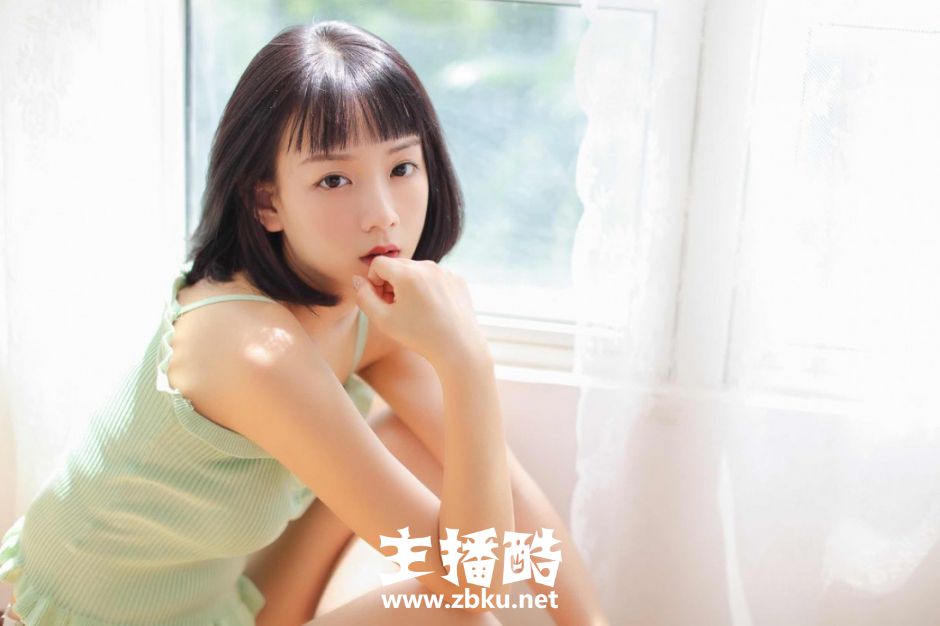清新小女生绿色吊带衫低腰热裤骨骼瘦小肢体灵活图片