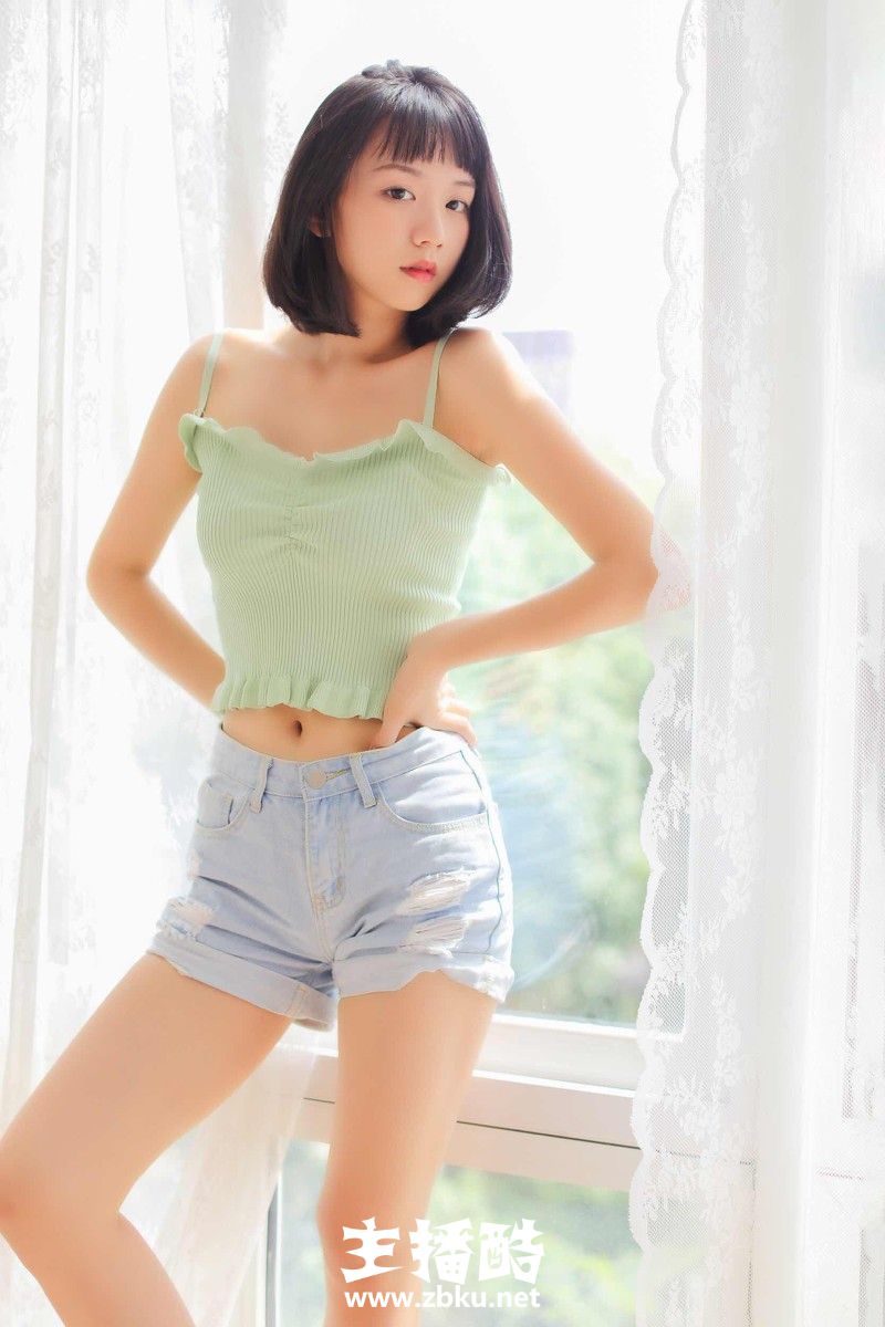 清新小女生绿色吊带衫低腰热裤骨骼瘦小肢体灵活图片