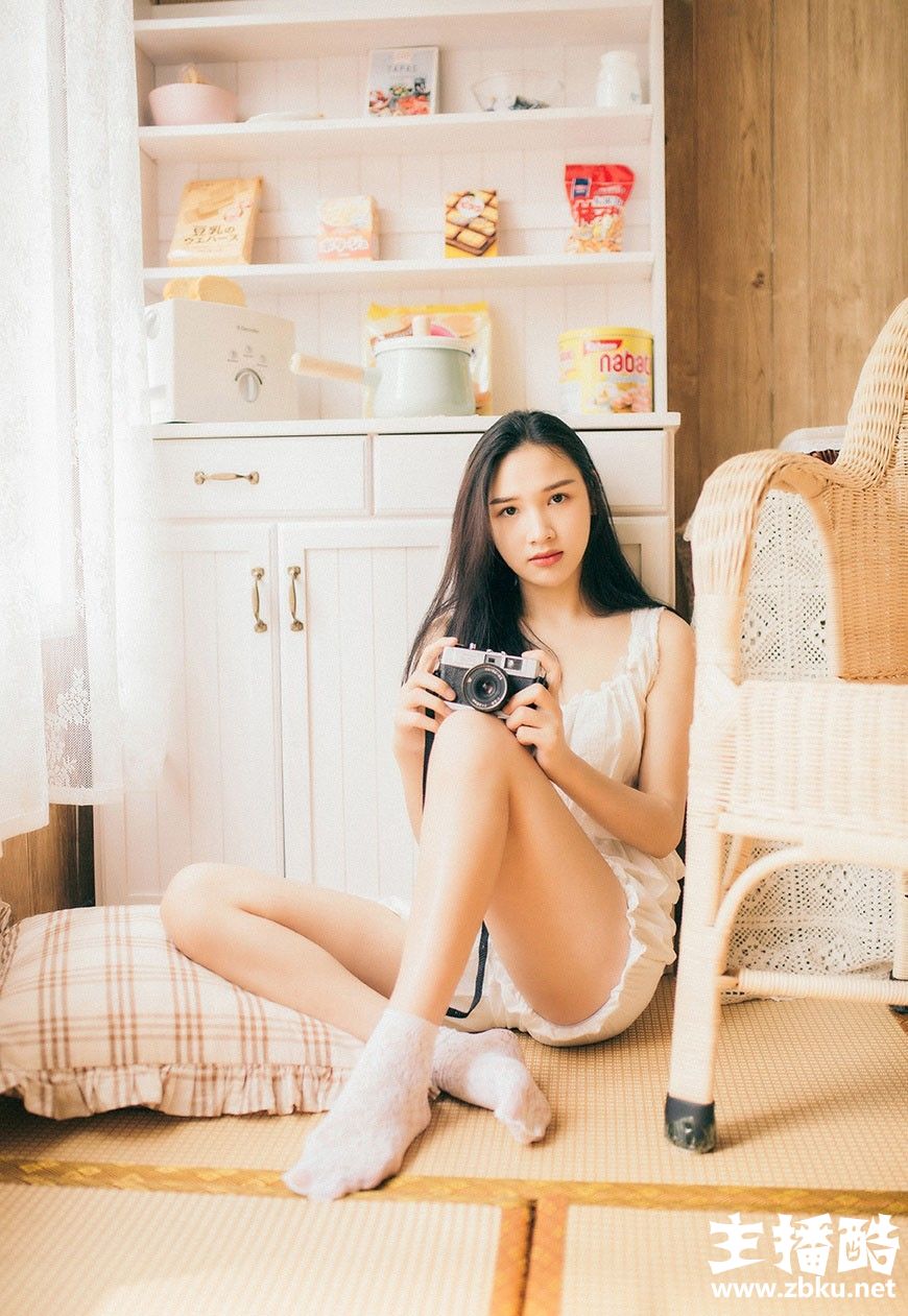 日本美女及腰长发吊带长裙白嫩美乳唯美丝足大胆图片