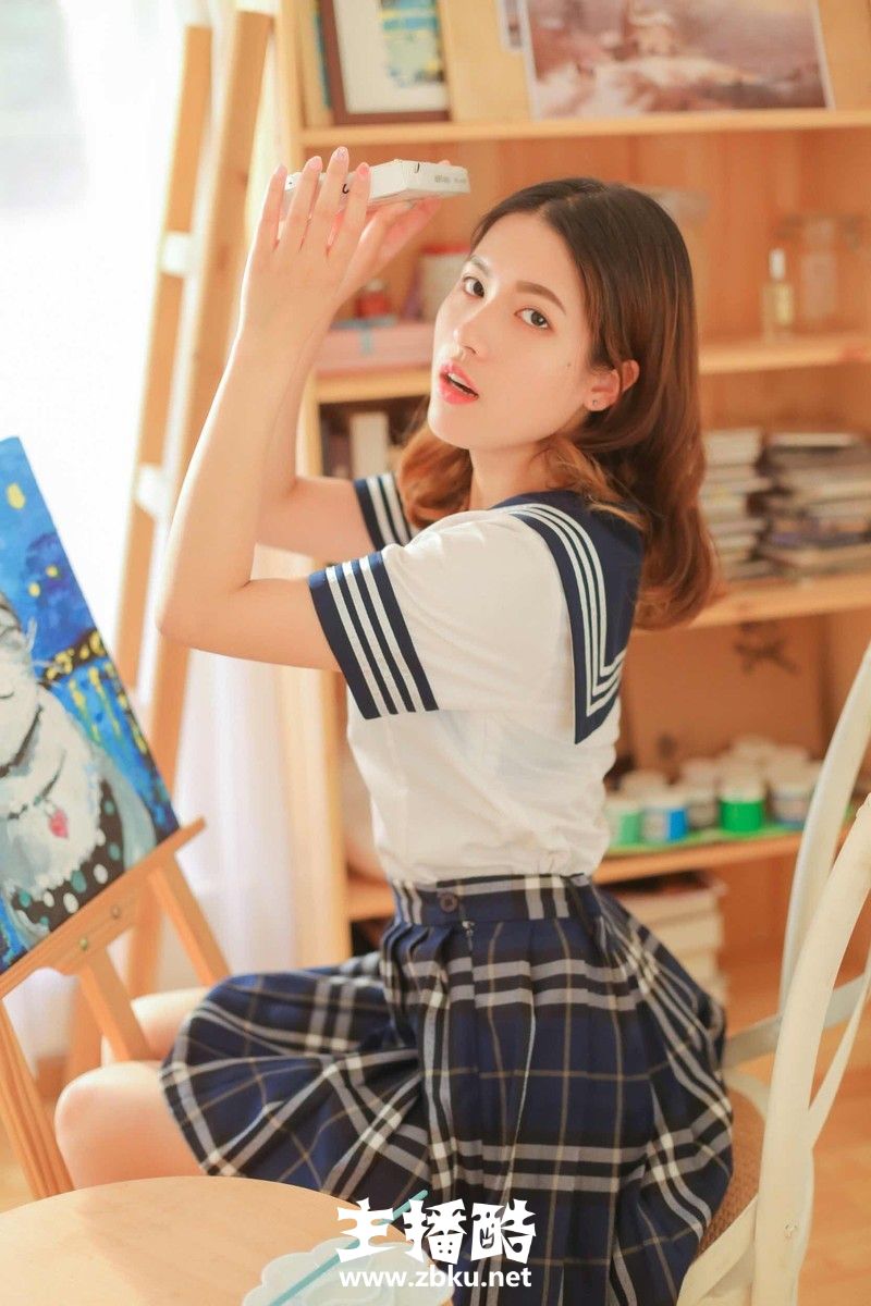 标志鹅蛋脸画室美女笑容甜美日系风制服秀少女身材图片