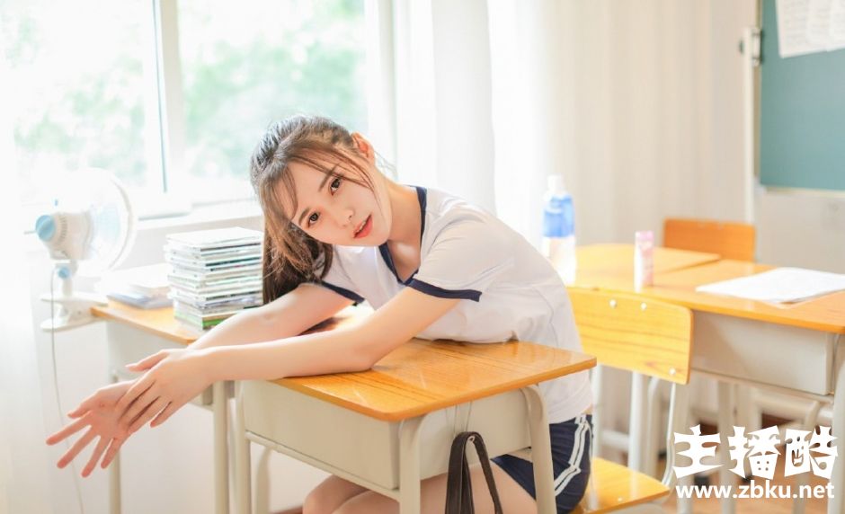 冲天马尾辫元气美女身材高挑休闲运动服秀纤细筷子腿图片