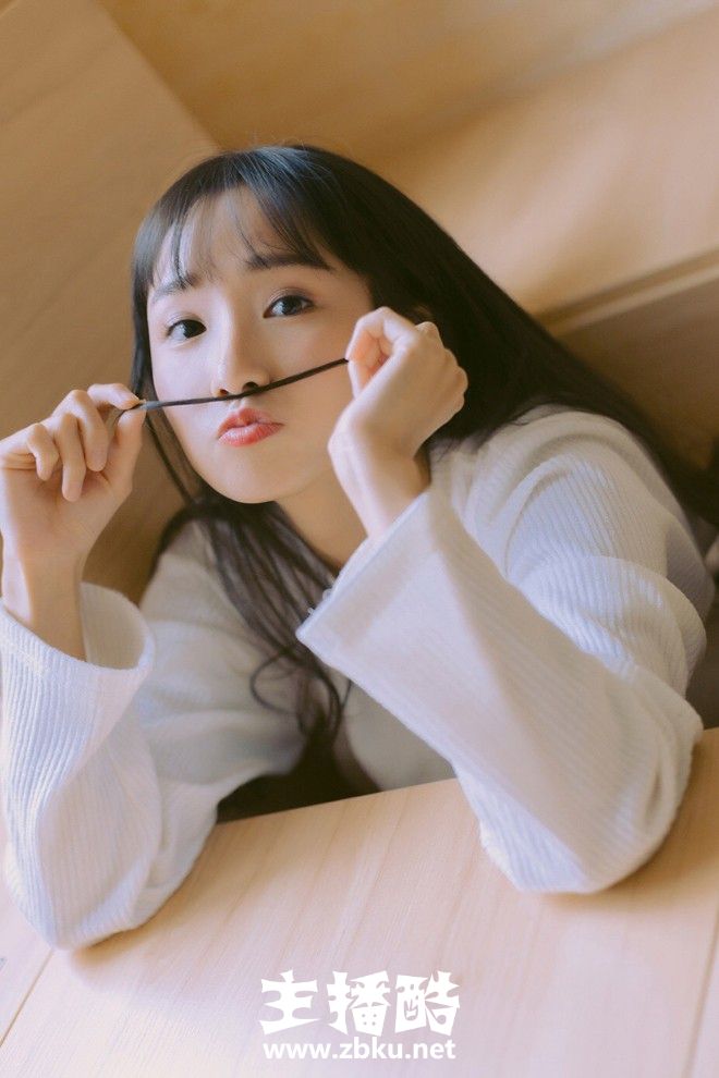 宽松毛衣美女眉眼精致乌黑长头发短裤秀细长筷子腿图片