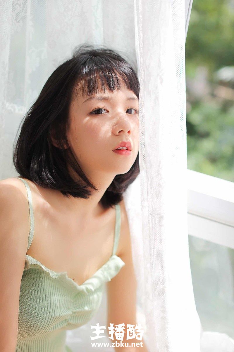 清新小女生绿色吊带衫低腰热裤骨骼瘦小肢体灵活图片