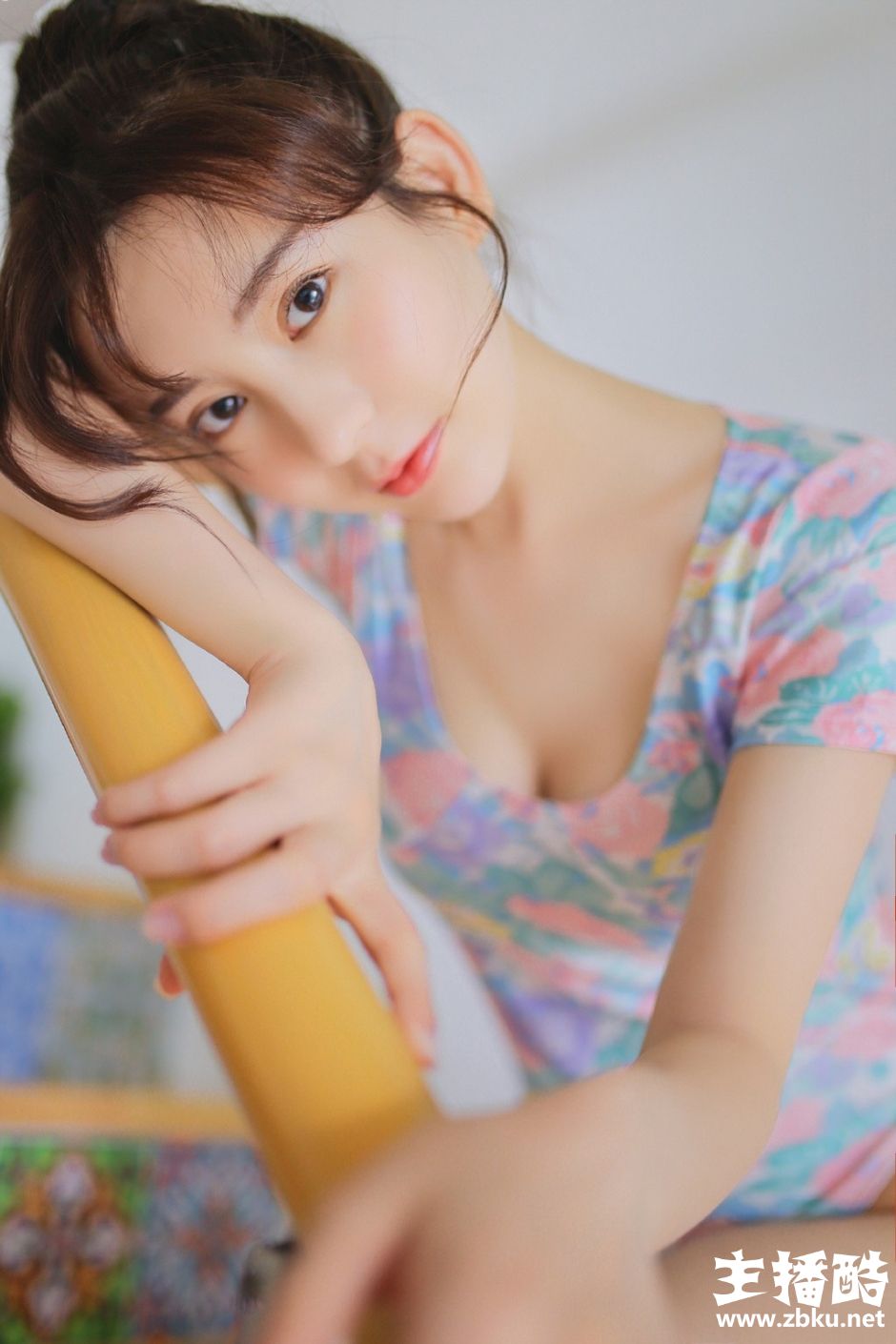 林中撑伞女学生水手制服身姿娇小长发飘飘面色红润图片