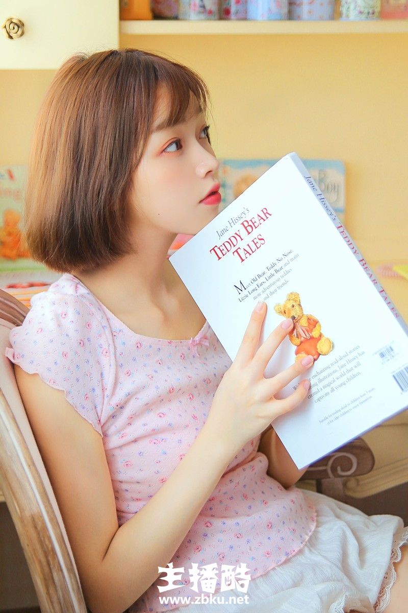 青涩草莓女孩粉嘟嘟脸蛋清爽短发超短裤秀大白腿图片