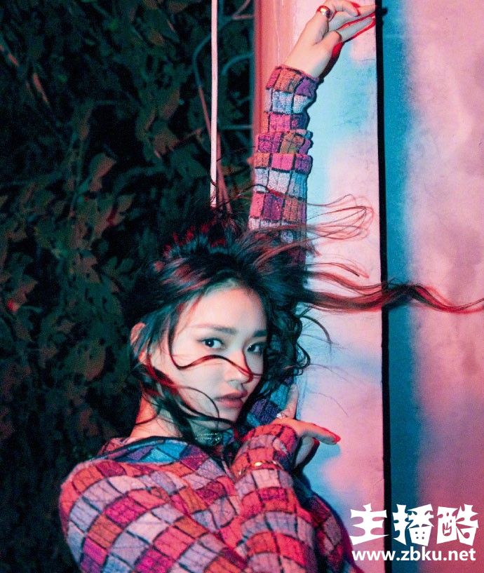 谋女郎林允俏丽脸蛋水嫩牛奶肌迷离眼神写真图片