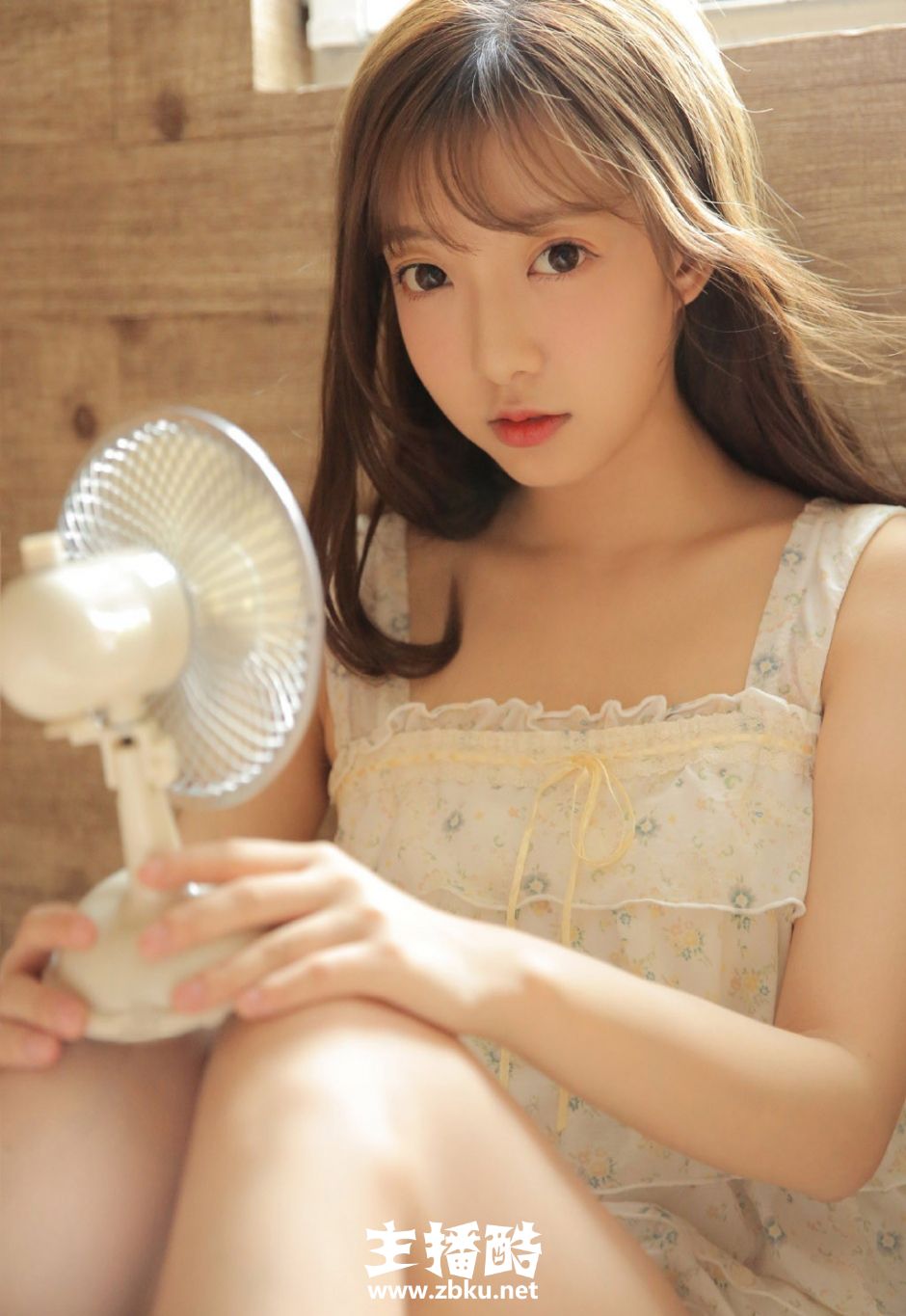 圆鼓鼓大眼美女萝莉童颜美貌碎花衣搭短裤露牛奶肌图片