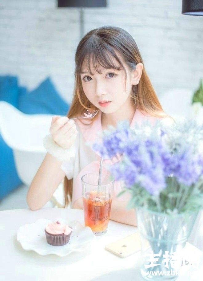 肉嘟嘟娃娃脸美女学生妹粉嫩校园制服露细胳膊小白腿图片