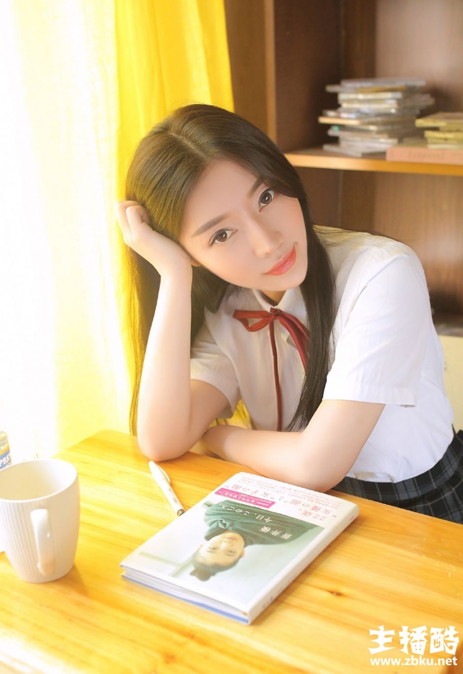 白色过膝袜制服女大学生黑长直发单手托腮浓眉大眼图片