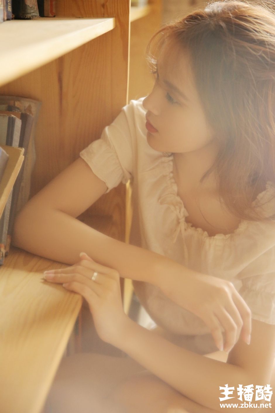 元气美少女纯白连衣裙暖棕色秀发展白瓷肌肤吹弹可破图片