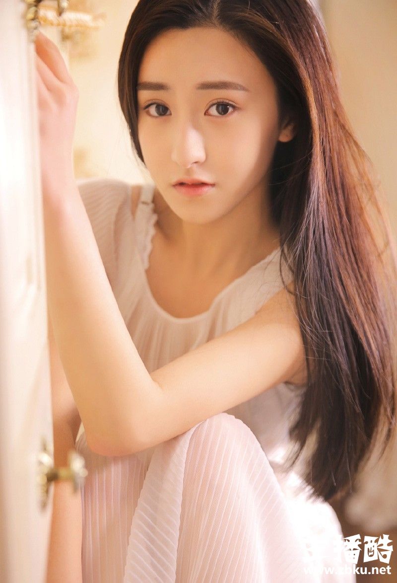 薄嘴唇杏仁眼氧气美女柔顺直发零瑕疵毛孔皮肤细腻图片