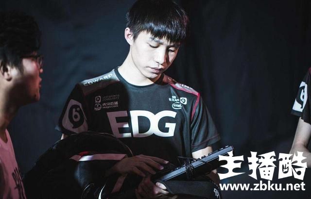 LOL草莓直播爆料：厂长这次不一定退役，Uzi明年可能会有动作！
