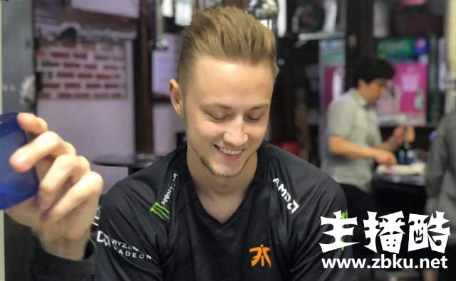 Letme和Caps深情互动？本以为是看Uzi和欧成面子，结果笑喷了